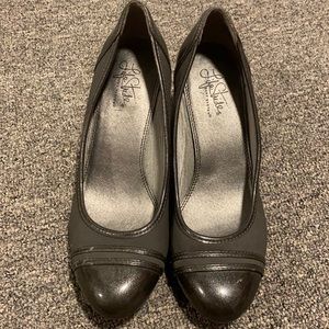 Worn once for an interview!!